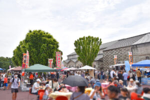 駅の前のマーケット