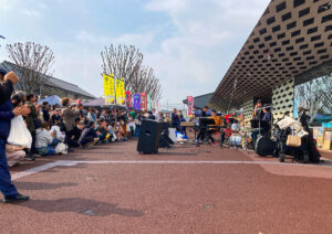 駅の前のマーケット