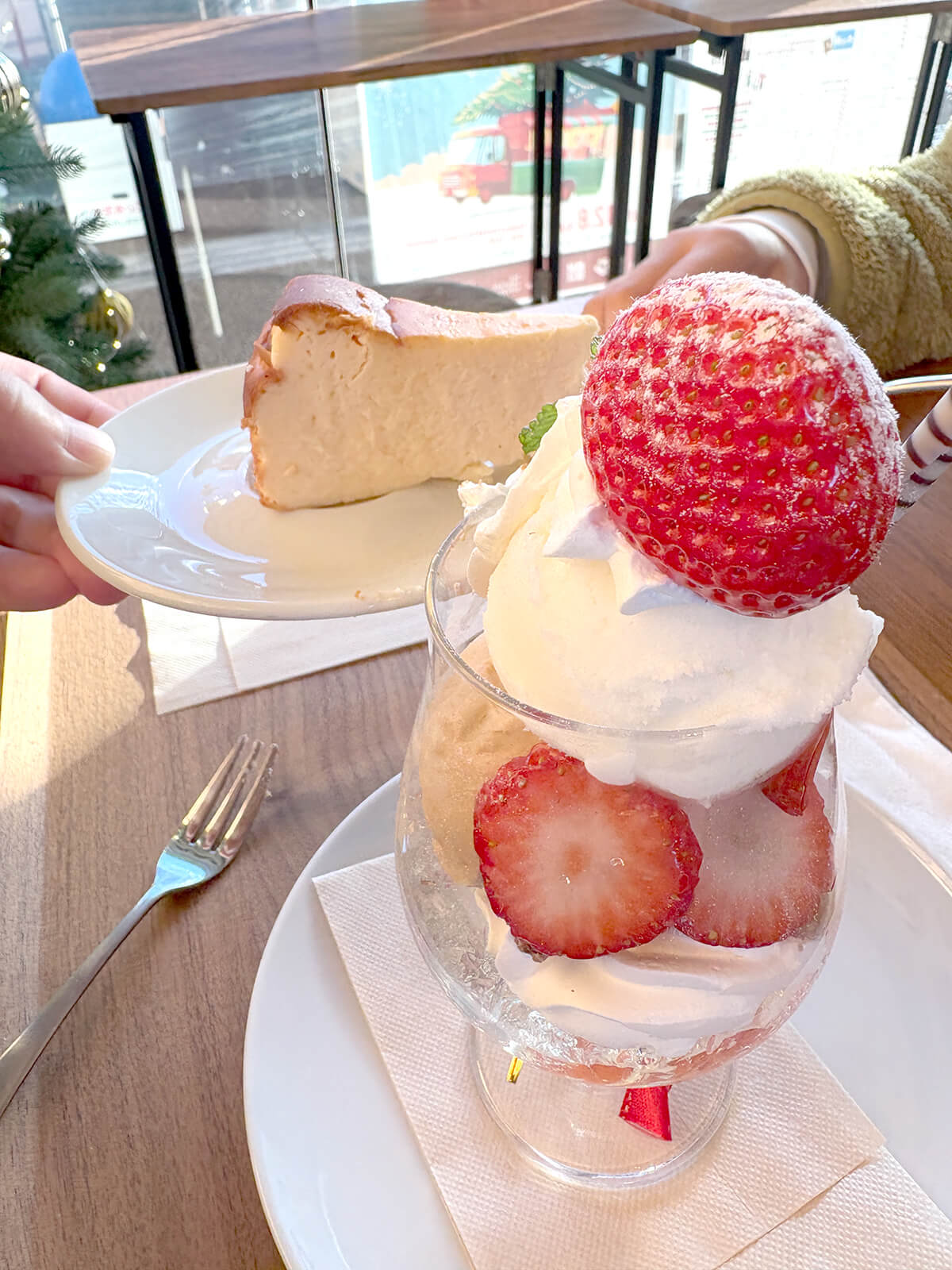 苺のごほうびチーズケーキパフェ